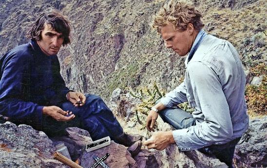 Markus Stamm (l.) und Kevin Gale spielen während ihrer Reise Domino.
