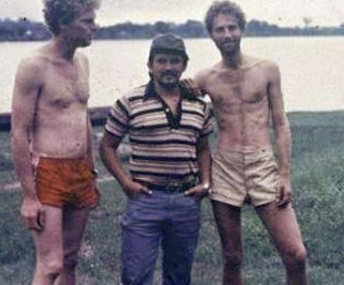 Kevin Gale, ein Einheimischer und Yossi Ghinsberg (v. l.) nach dessen Rettung.