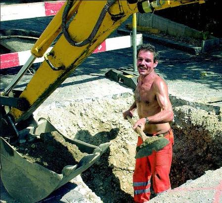 Immerhin hat der Bauarbeiter noch ein Lächeln auf den Lippen - trotz Rekordhitze. Bild: Eric Bührer