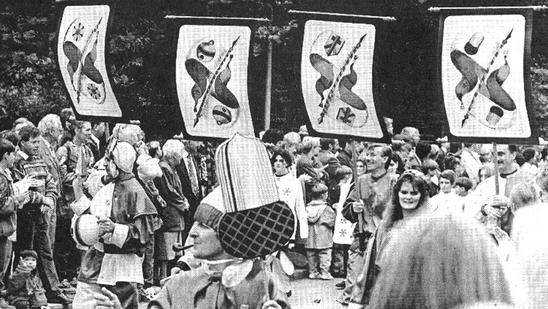 Dieses Bild von Bruno Bührer aus der Zeitung vom 16. Oktober 1995 zeigt den traditionellen Umzug durch die St. Galler Altstadt.