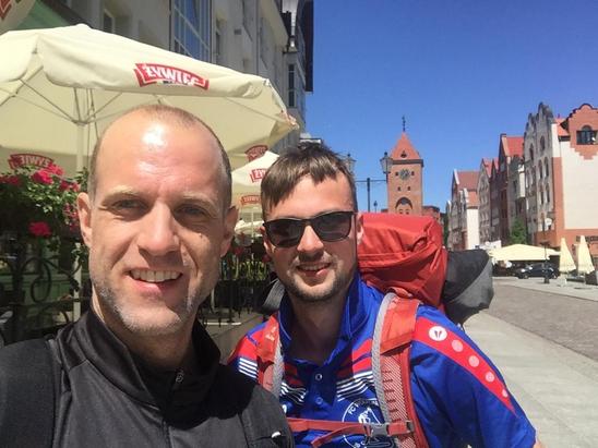 Mark Gasser (links) und Andy Jucker in Elblag, einer Zwischenstation ihrer Reise. Bild: Mark Gasser
