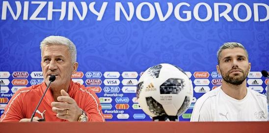 Konzentration an der gestrigen Medienkonferenz: Nationalcoach Vladimir Petkovic und Valon Behrami (rechts). Bild: Key