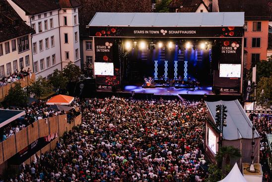 Die Masse huldigten der «Diva»: Anastacia zog ein grosses Publikum vor die Bühne. Bild: zvg/Julius Hatt