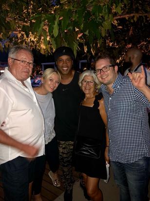 Ronaldinho und seine Fans.