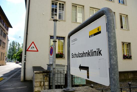 Ob es wirklich zu unerlaubte Wechseln in Privatpraxen kam, ist nicht bekannt. Bild: Zeno Geisseler Symbolbild Schulzahnklinik. Bild: Zeno Geisseler