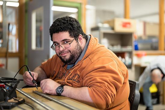 Mitarbeiter der altra bei LED-Produktion