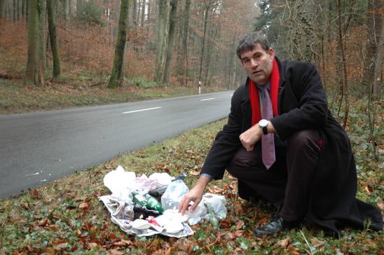 Christian Amsler bekämpft - damals noch als Gemeindepräsident von Stetten - 2008 ein Litteringproblem. Bild: Monika Nyfeler