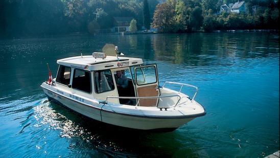 Mit unserem Fahrschulboot lernen Sie Motorbootfahren.