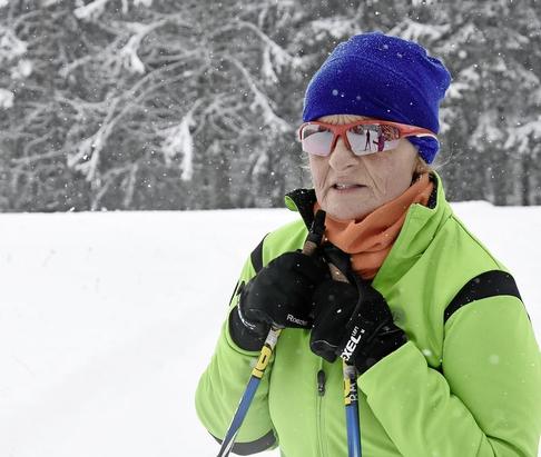 Ruth Meier von der Langlaufwandergruppe war eine der Ersten auf der Loipe. Bild: Dario Muffler