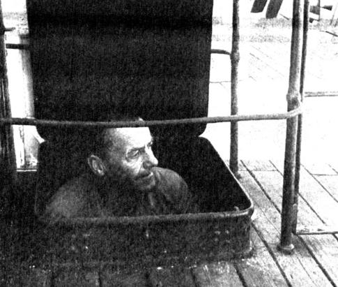 Ein Heizer vom Dampfschiff «Schaffhausen», der kurz frische Luft schnappt. Bild: Archiv