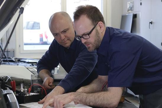 René Schuler (vorne) und Alexander Steer auf der Suche nach dem Fehler im System. Bild: Manuel von Burg