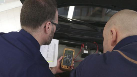 Das Messen der elektronischen Spannung kann den Experten Hinweise darauf liefern, wo das Problem liegen könnte.