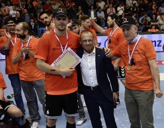 Auch Regierungsrat Ernst Landolt war als Gratulant gekommen, hier mit Captain Dimitrij Küttel (l.) und Giorgio Behr. Bild: pha