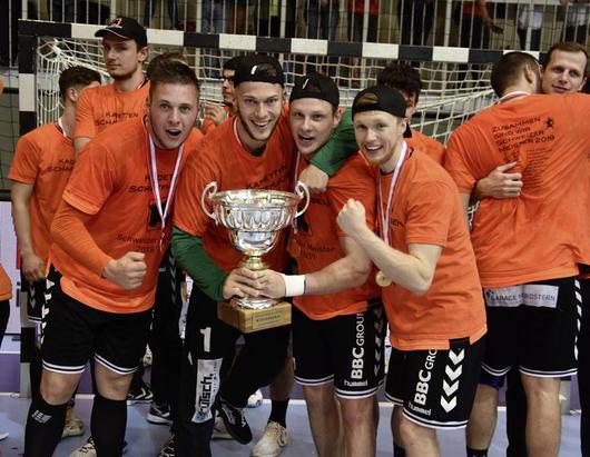 Jonas Schopper, Kristian Pilipovic, Jonas Schelker und Max Gerbl mit dem Kübel. Bild: pha