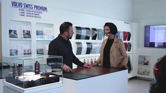 Dario Bernardini im Gespräch mit einer Kundin. Bilder: Manuel von Burg