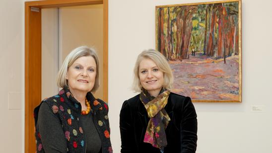 Salome Looser Ott (l.) und Museumsdirektorin Katharina Epprecht vor Cuno Amiets «Waldlandschaft II». Bild: zvg