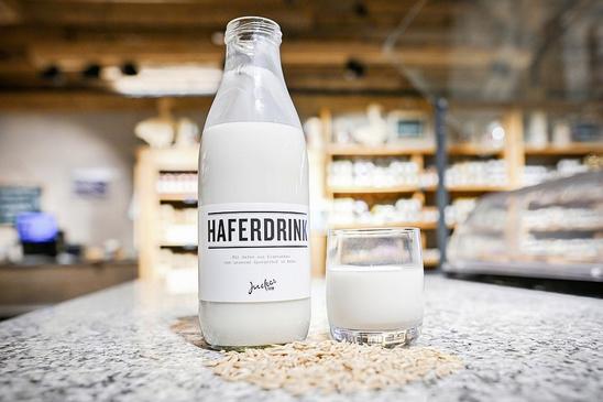 Sven Studer von der Juckerfarm mit veganen Produkten aus der Eigenproduktion, auf der Jucker Farm stellen sie Hafermilch und Hummus aus Kichererbsen her, am Dienstag, 11. Februar 2025. (Melanie Duchene)