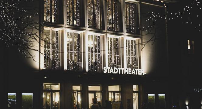 Weihnachtsbeleuchtung beim Stadttheater auf dem Herrenacker am letzten Tag der Beleuchtung, am Samstag, 06. Januar, 2024 (Melanie Duchene / Schaffhauser Nachrichten)