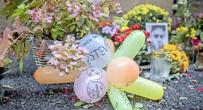 Blumen, Nachrichten und Kerzen an dem Ort an dem ein junger Mann erstochen wurde, am Donnerstag, 19 Oktober 2023. (Melanie Duchene / Schaffhauser Nachrichten)
