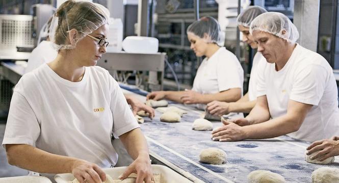 Grossbaeckerei (groessten Baeckerei der Schweiz werden pro Jahr 60'000 Tonnen Brot produziert; ausser Brot werden Kuchen, Torten und Rouladen produziert

Was der neue Gotthardtunnel f??r die Schweiz ist, ist Schafisheim f??r die Coop-Logistik??, laesst si