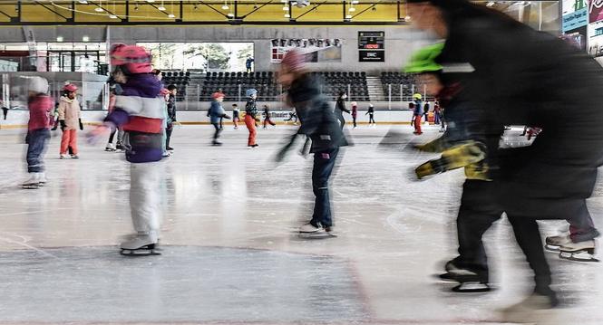 Waehrend den Schulferien koennen Kinder auf der KSS Eisbahn einen Schlittschuh Kurs machen, am Mittwoch, 09. Februar, 2022. (Melanie Duchene / Schaffhauser Nachrichten)