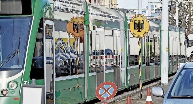 Die deutsche Bundespolizei kontrolliert alle Trams der Linie 8, welche bei Weil am Rhein ??????????????????ber die Grenze fahren, um Migranten am Grenz???????