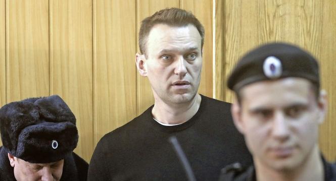 epa05873581 Russian opposition leader Alexei Navalny (C) attends his verdict announcement at the Tverskoy district court in Moscow, Russia, 27 March 2017. A court found Navalny guilty of organizing an unauthorized protest and sentenced him to 15 days of a