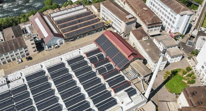 Drohenaufnahme von der Photovoltaik Anlage auf dem sig Areal Umgebung Neuhausen, am Montag, 14. August 2023. (Melanie Duchene / Schaffhauser Nachrichten)