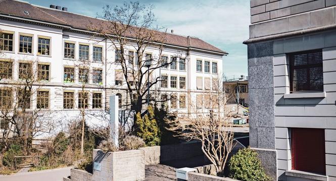 Blick auf das Emmersberg Schulhaus neben der Kantonsschule, am Donnerstag, 16. Maerz 2023. (Melanie Duchene / Schaffhauser Nachrichten)