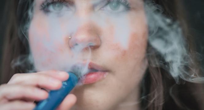 Themenbild rauchen mit Vape oder eletronische Zigarette, am Freitag, 12. Januar, 2024 (Melanie Duchene / Schaffhauser Nachrichten)