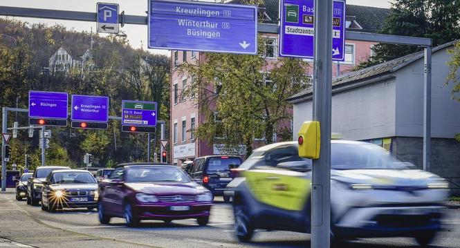 Grosser Verkehr mit Auto und Velo an der Bachstrasse wo eine 30 er Zone entstehen soll, am Mittwoch, 16. November, 2022. (Melanie Duchene / Schaffhauser Nachrichten)