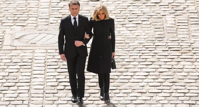 epa11231117 France's President Emmanuel Macron (L) and his wife Brigitte Macron (R) follow the coffin at the end of the ceremony to pay tribute to Philippe De Gaulle, son of general Charles De Gaulle, in the courtyard of the Hotel des Invalides in Paris, 
