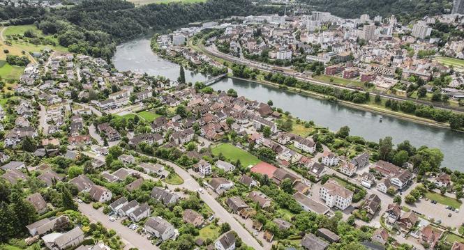 Drohenbild Flurlingen und teil Neuhausen, rechts, am Donnerstag, 05. Juni 2025. (Melanie Duchene / Schaffhauser Nachrichten)