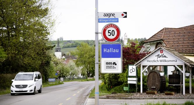 Ortsschild am Eingang von Hallau, fotografiert am Montag, 15. April 2024 in Hallau (Lea Biedermann / Schaffhauser Nachrichten)