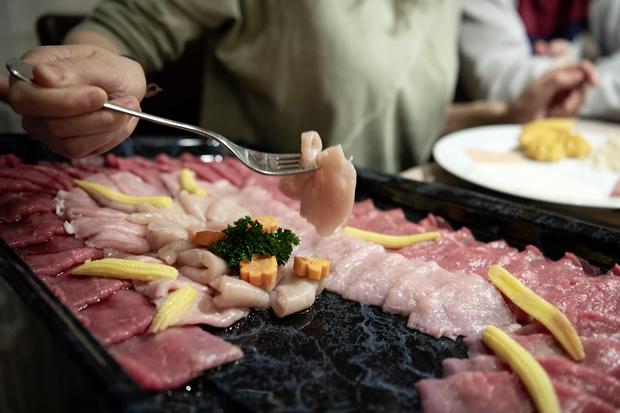 Fleisch zu einem Fondue Chinoise liegt auf einer Servierplatte, am Sonntag, 2. Dezember 2018, in Thun. (KEYSTONE/Peter Schneider)
