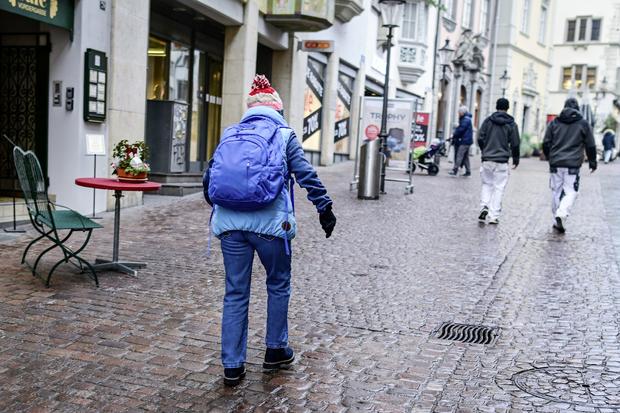 Ganz gemein, da sehr rutschig: die Pflastersteine in der Altstadt. Wer da nicht vorsichtig unterwegs war, machte eventuell unliebsame Bekanntschaft mit dem Boden. Bild: Melanie Duchene Glatteis hï¿ï¾¤lt an diesem Morgen ganz Schaffhausen und Umgebung auf Trab, Chaos auf den Strasse und bei den Fussgï¿ï¾¤ngern, vorsichtige Fussgï¿ï¾¤nger in der Altstadt, amDienstag, 14. Januar 2025. (Melanie Duchene / Schaffhauser N