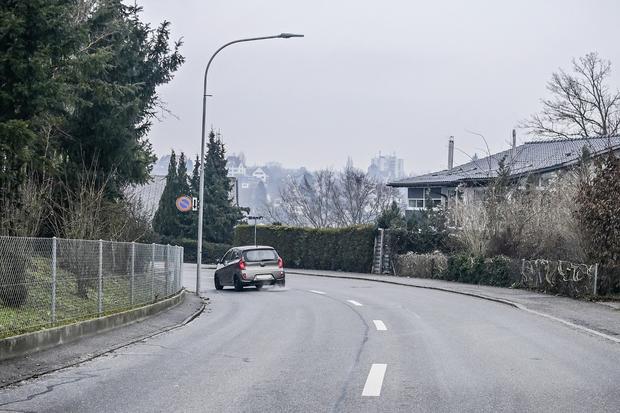Vorsicht auf den Strassen: Dieses Auto drehte sich gerade in der Kurve. Bild: Melanie Duchene Glatteis hï¿ï¾¤lt an diesem Morgen ganz Schaffhausen und Umgebung auf Trab, Chaos auf den Strasse und bei den Fussgï¿ï¾¤ngern, ein Auto dreht sich in einer Kurve und bleibt falsch rum auf der Strasse stehen, amDienstag, 14. Januar 2025. (Me